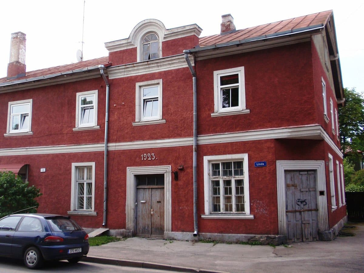 A painted wooden apartment house on a quiet Kalamaja street in Tallinn